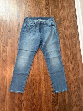 Old Navy Women’s Slim Straight Jeans in Light Blue Wash